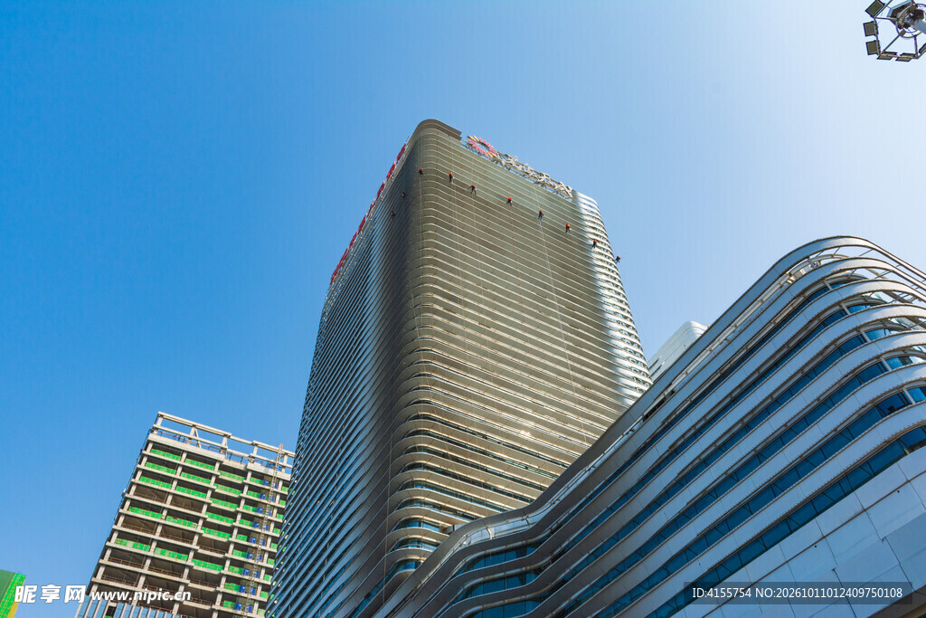 仰拍现代都市摩天建筑群