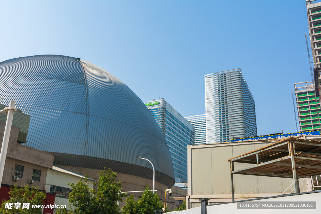 蓝天下的现代都市建筑