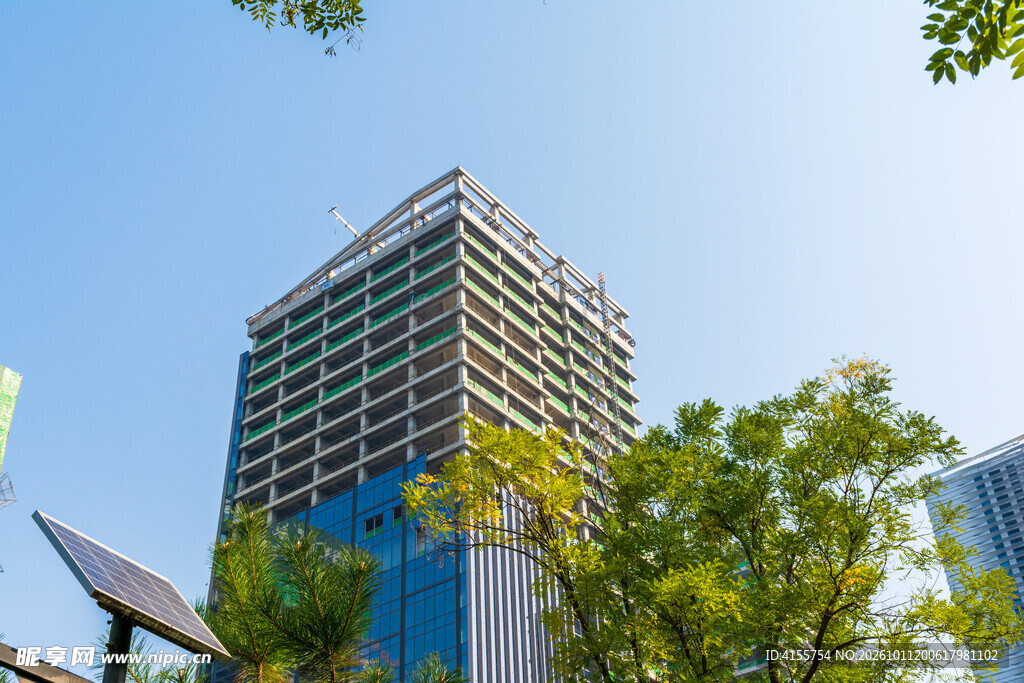 仰拍城市高层商务楼宇