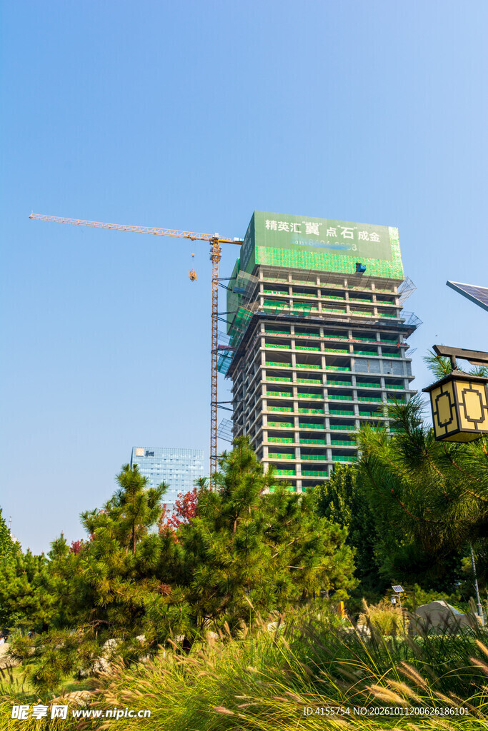 在建高楼施工场景