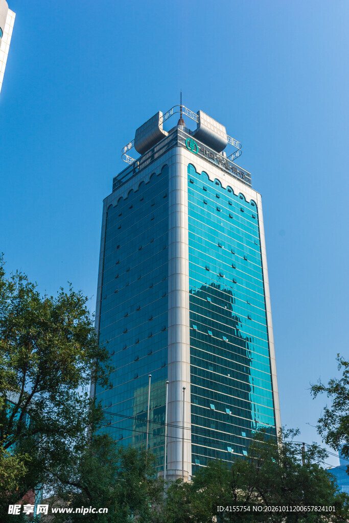 蓝玻璃幕墙高层商务楼