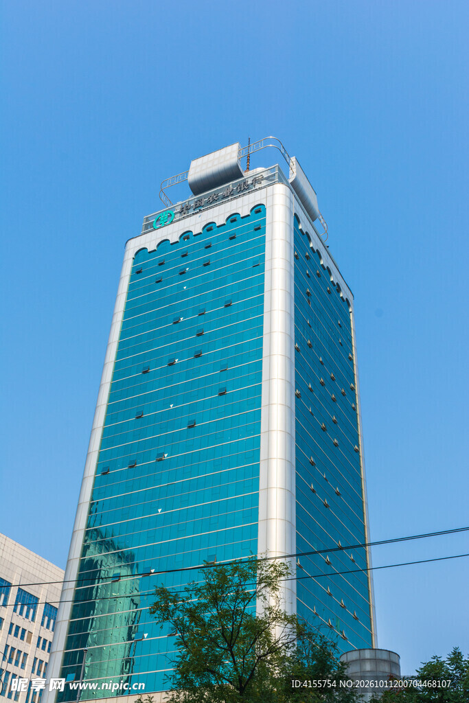 蓝玻璃幕墙高层商务楼