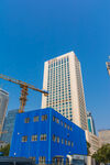 蓝天下的在建高楼