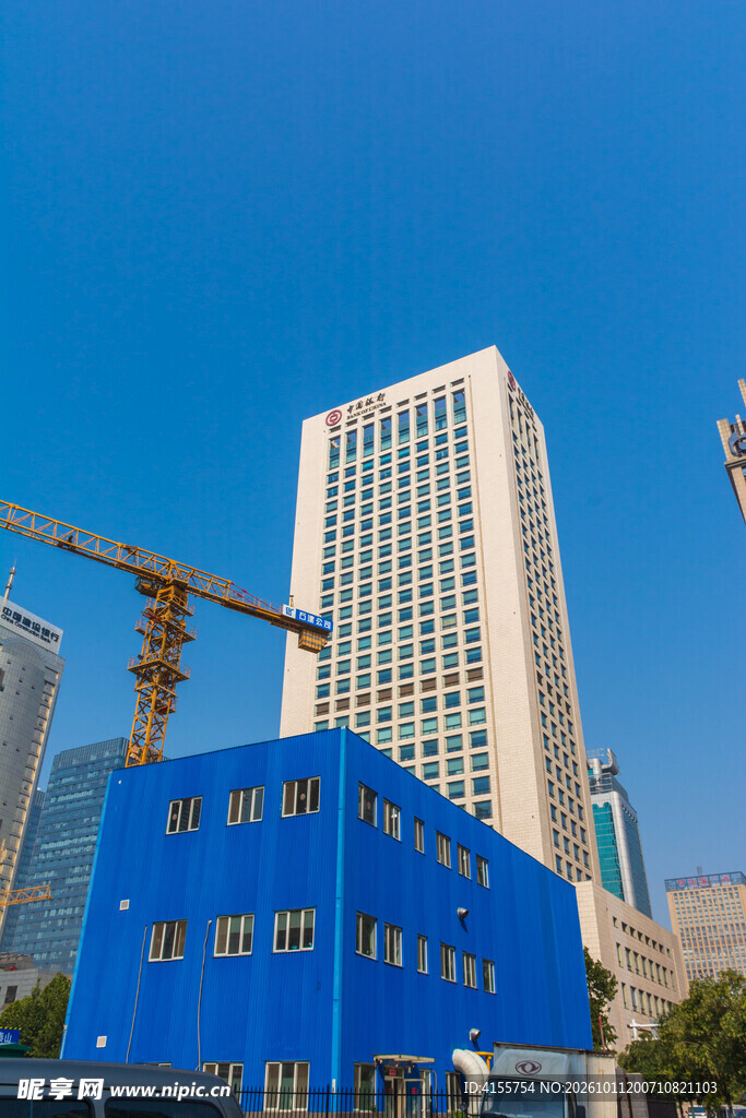 蓝天下的在建高楼