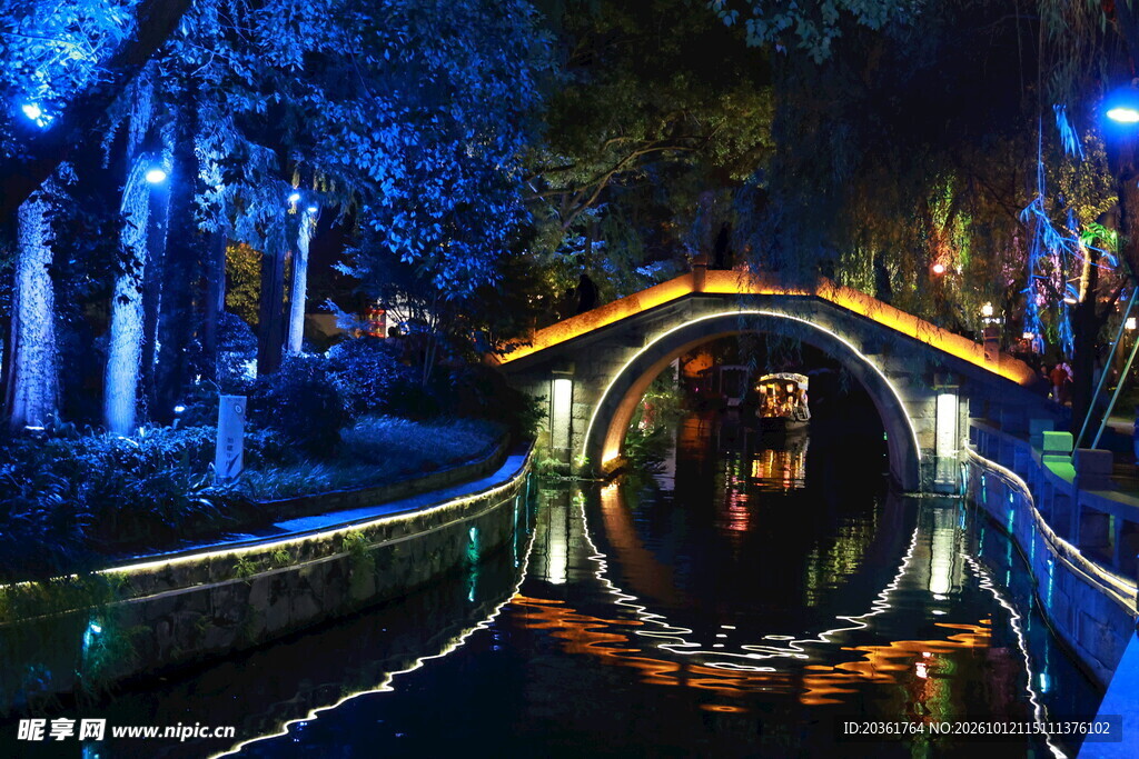 中式园林夜景圆拱门