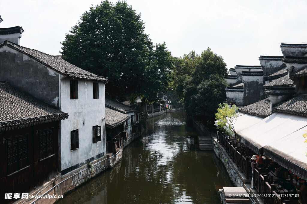 江南水乡古镇河道景色