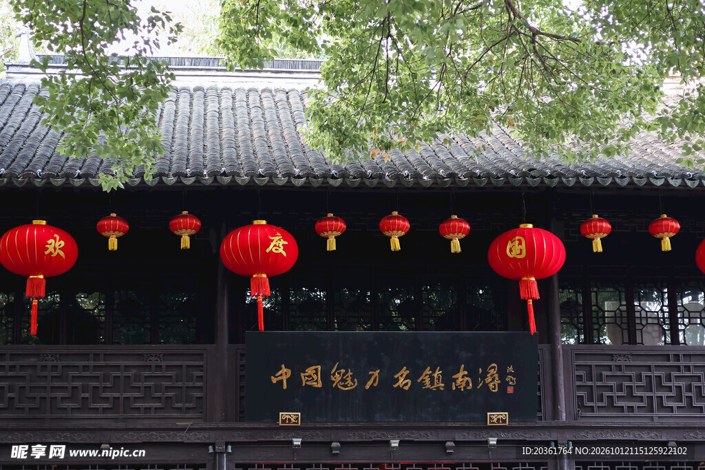 古建檐下红灯笼