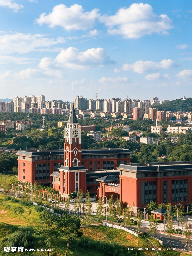 校园钟楼城市全景
