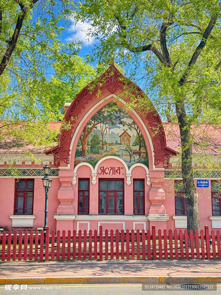 俄式粉色复古老建筑
