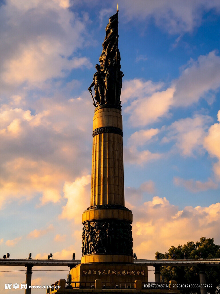 夕阳下的防洪纪念塔