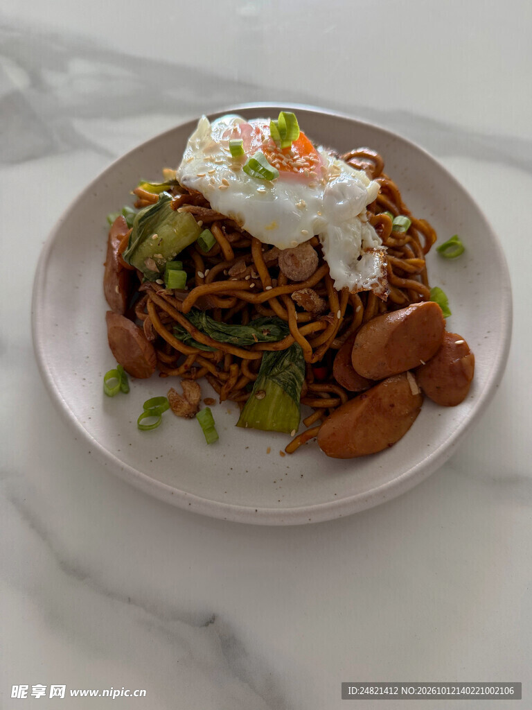 香肠鸡蛋炒面