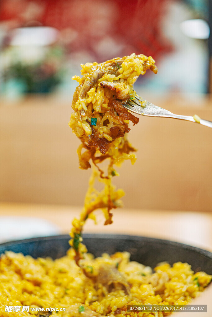 筷子挑起黄金蛋炒饭