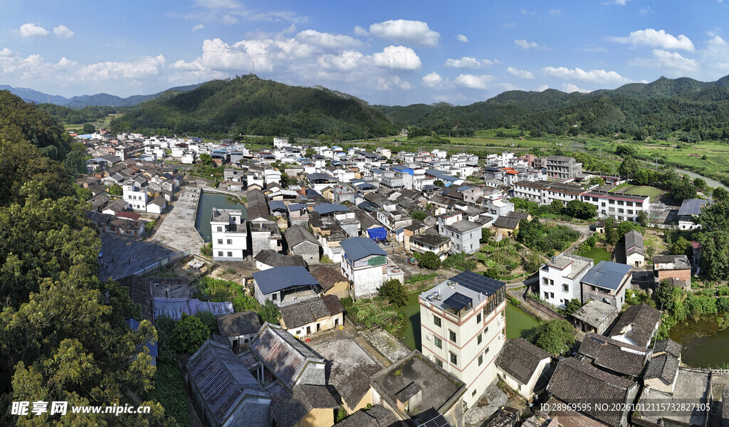 山乡村落航拍全景