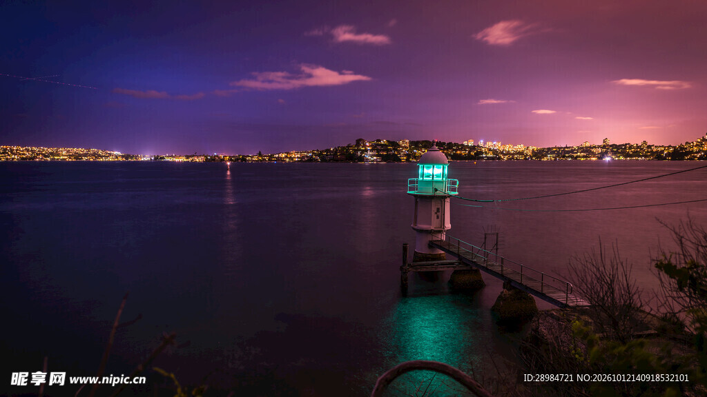 暮色湖畔灯塔夜景