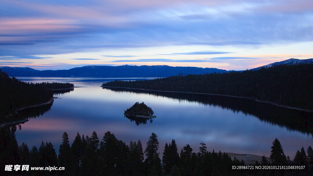 蓝调湖景山野暮色