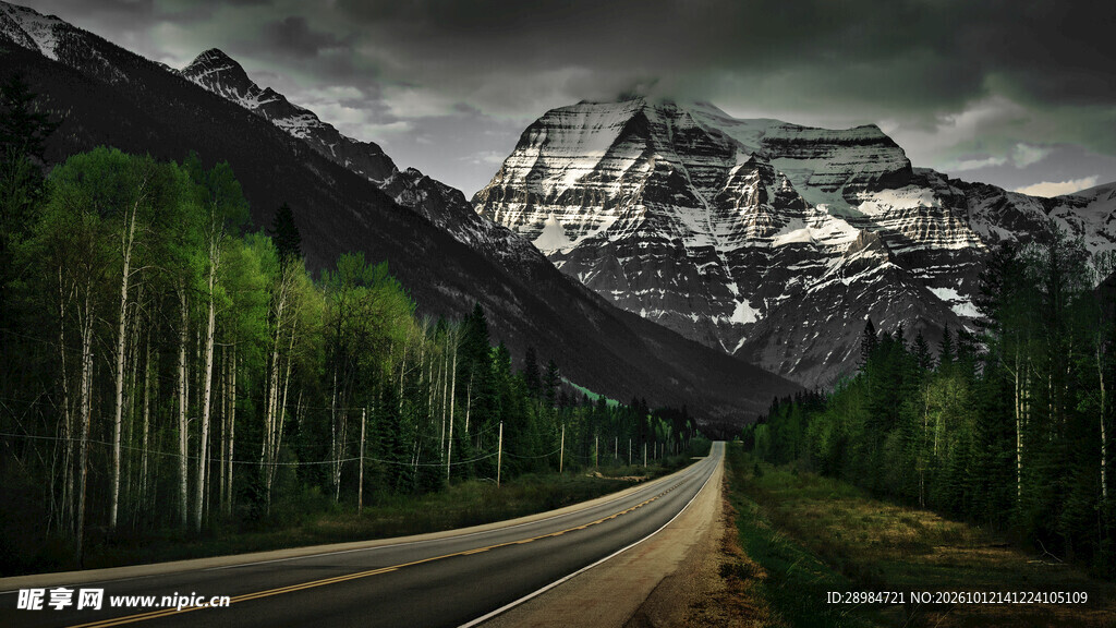 阴云下的山林公路山景