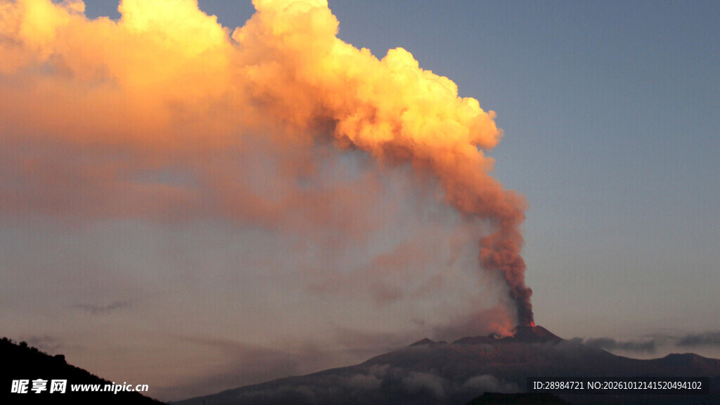 火山喷发烟柱景观