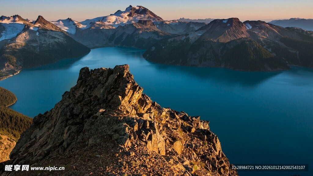 晨曦火山湖风光