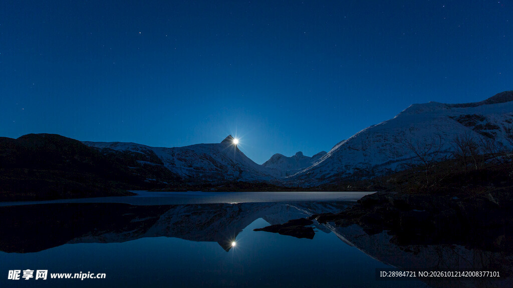 月夜山湖静谧风光