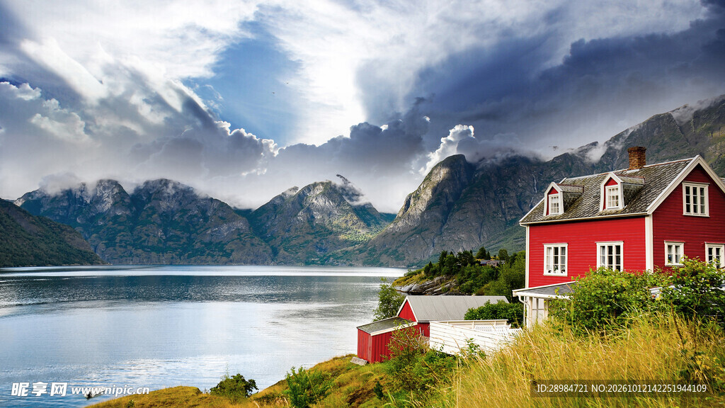 峡湾湖畔红屋美景