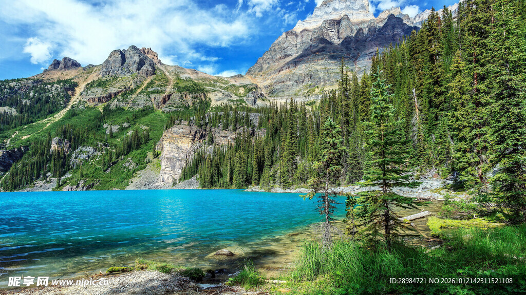 高山蓝湖自然美景
