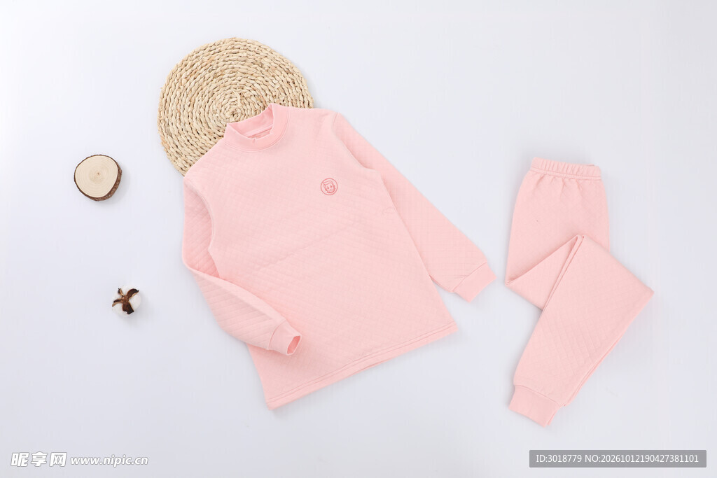 粉色家居服套装平铺展示