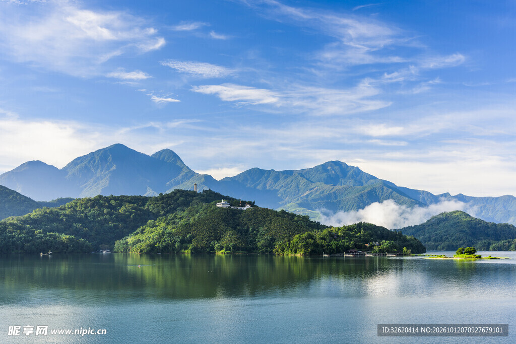 晴日湖山秀美风光