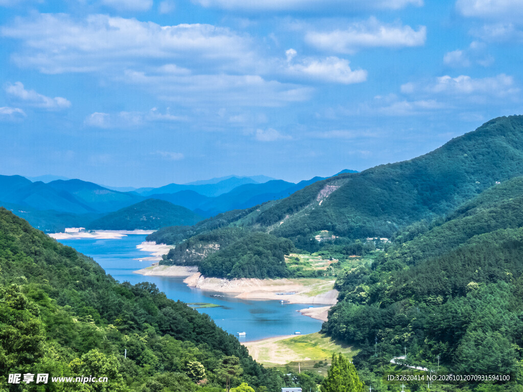 青山河谷自然风光