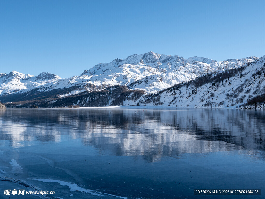 雪山下的静谧湖景