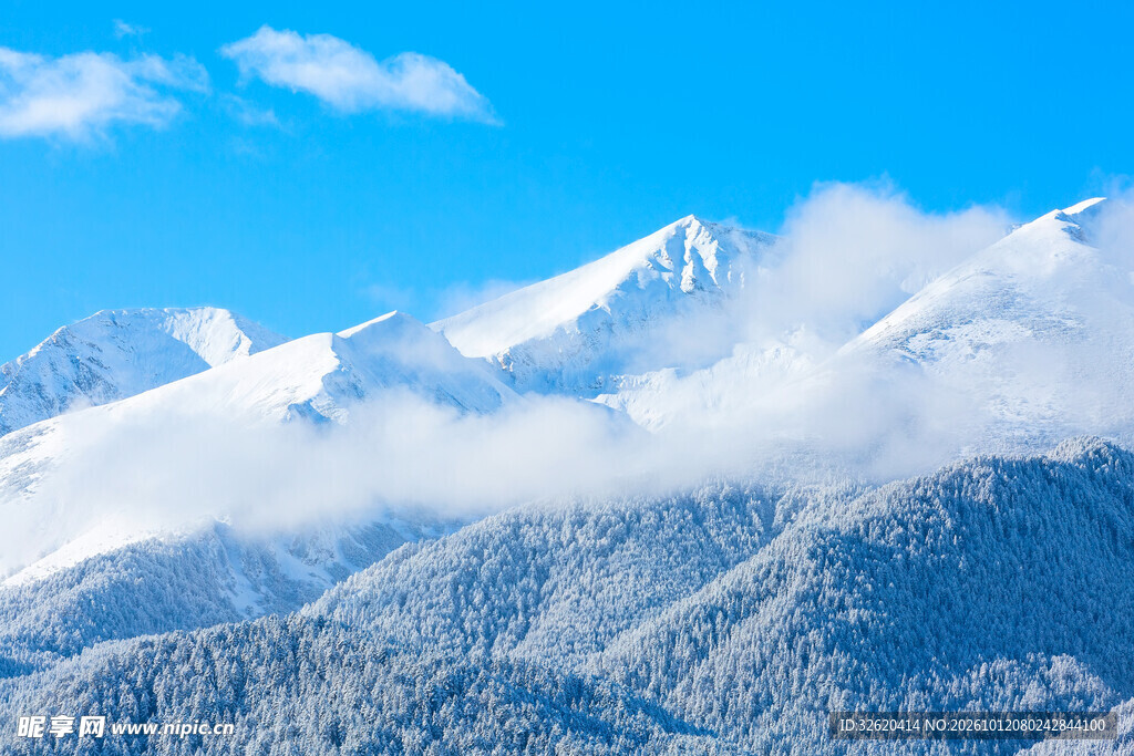 晴空下的雪山云海