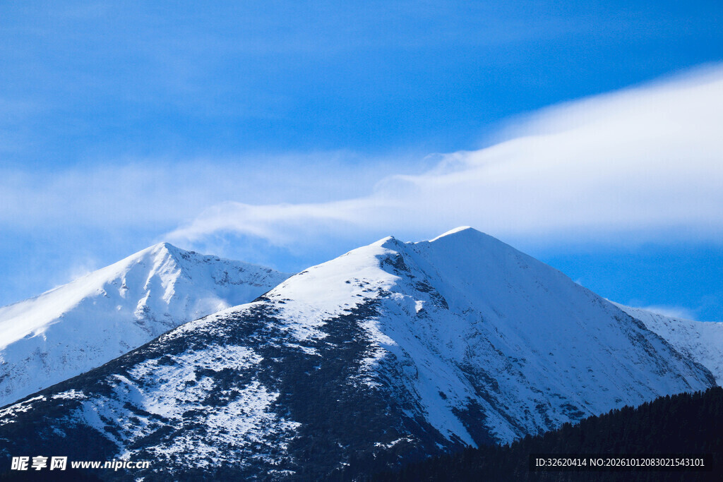 蓝天下的雪山美景