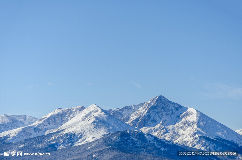 晴空下的雪山远景