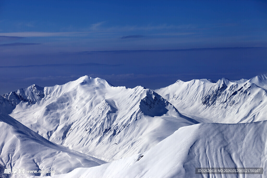 蓝天下的雪山盛景