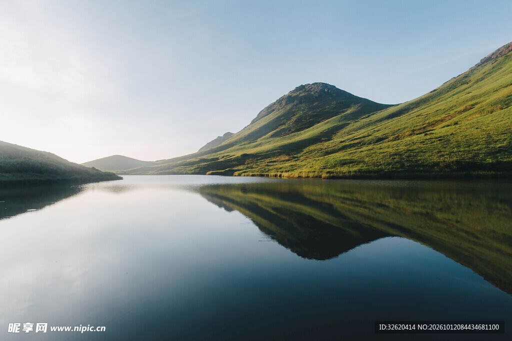 静谧山湖晨景