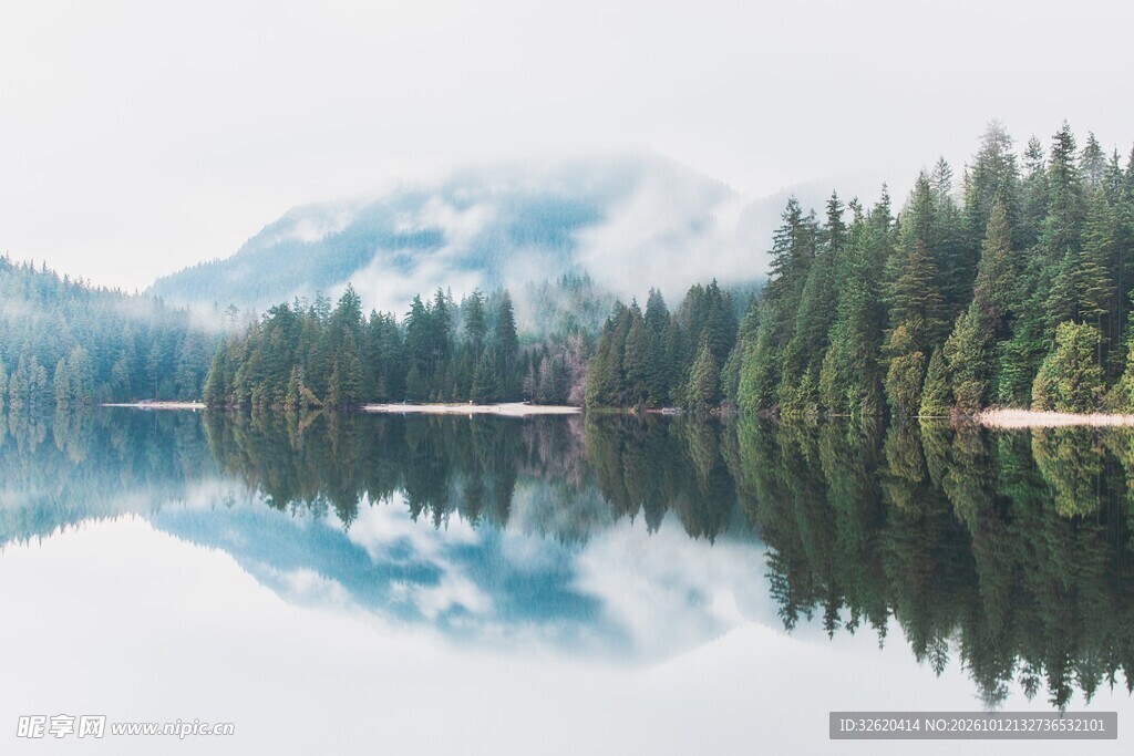 雾漫山林湖景风光