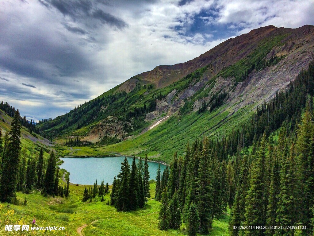 高山林间湖泊自然美景