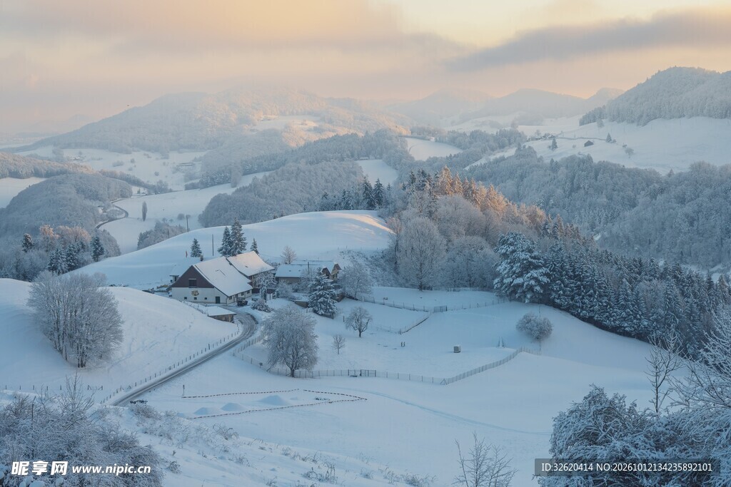 冬日雪后山野晨景