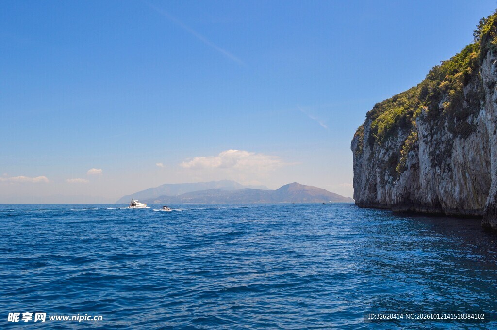 碧海蓝天海岸崖壁风光