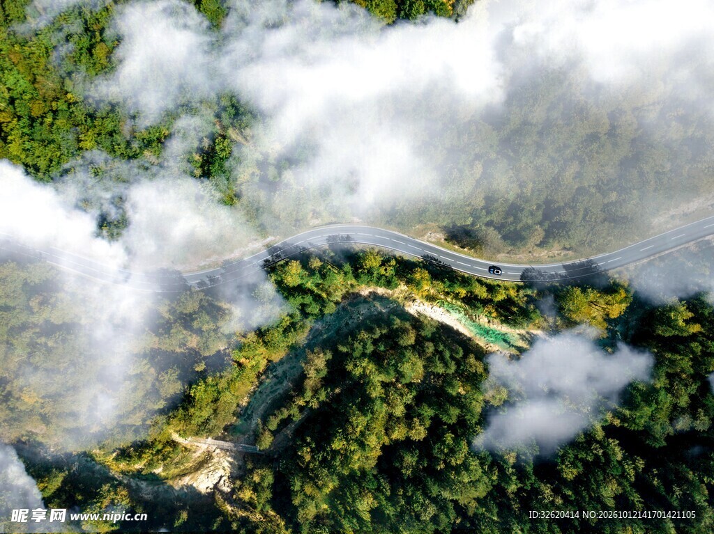 航拍山间云海风光