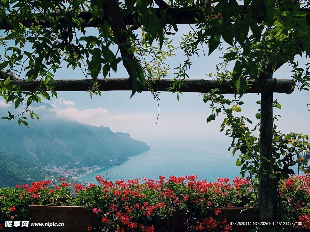 花廊远眺湖景风光