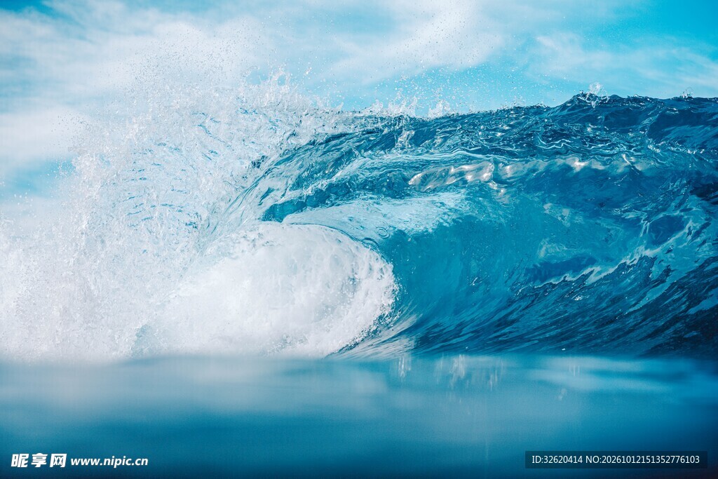 海洋翻涌浪涛