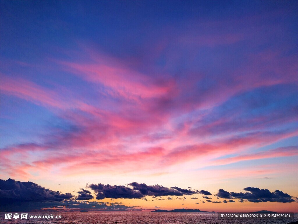 黄昏粉霞天空美景