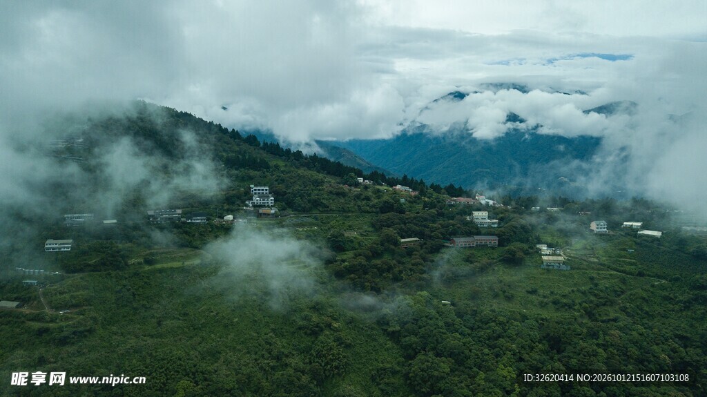 雾绕山野村落风光