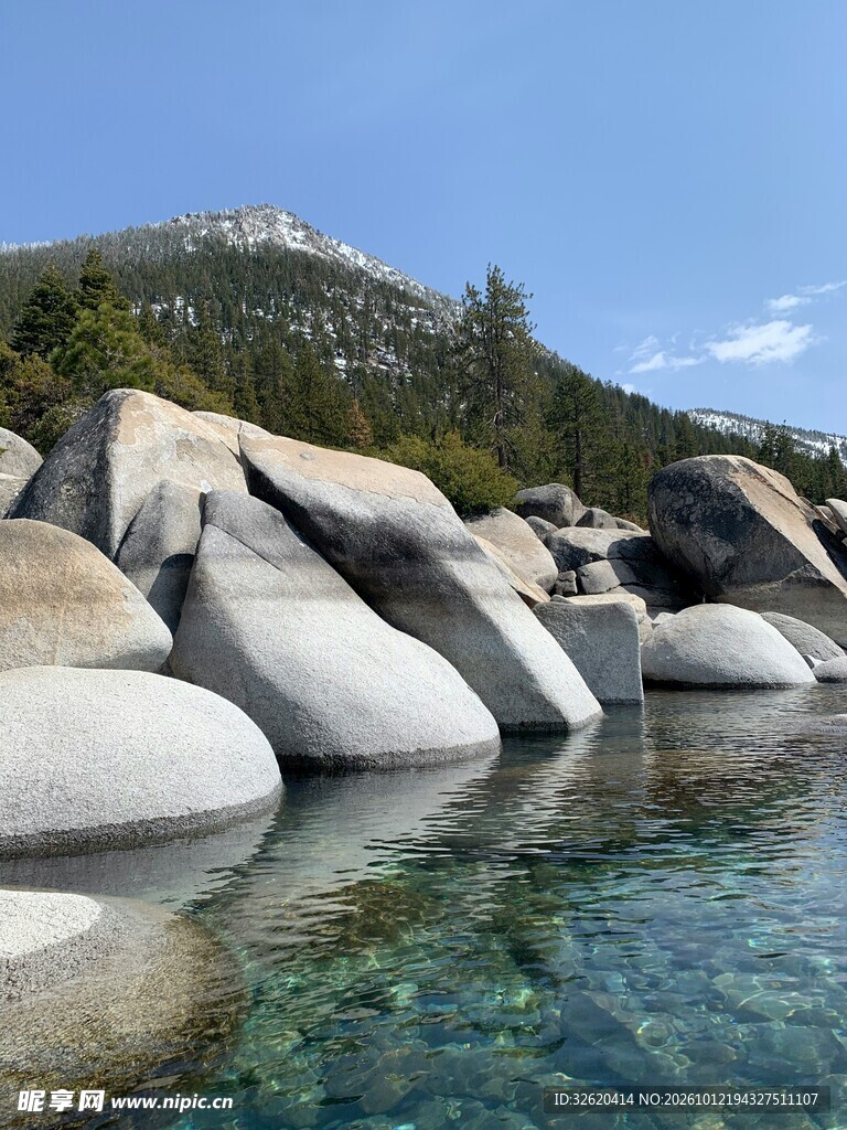 湖畔奇石山野风光