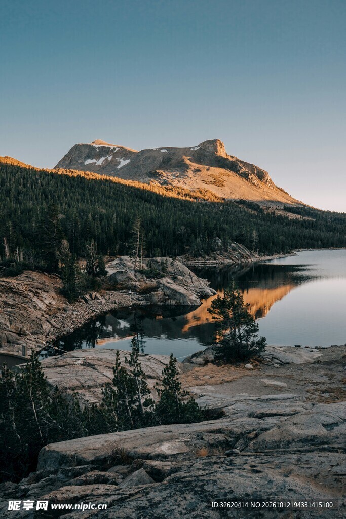 山湖晨光自然美景