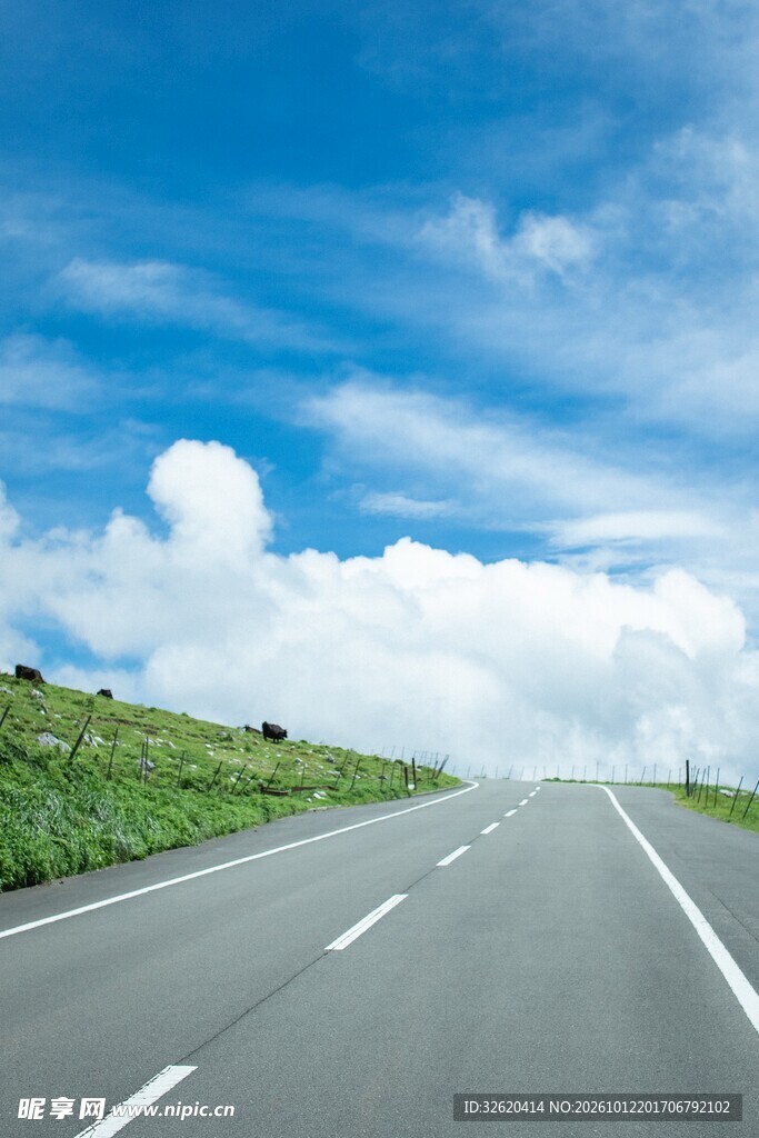 郊野晴空公路风光