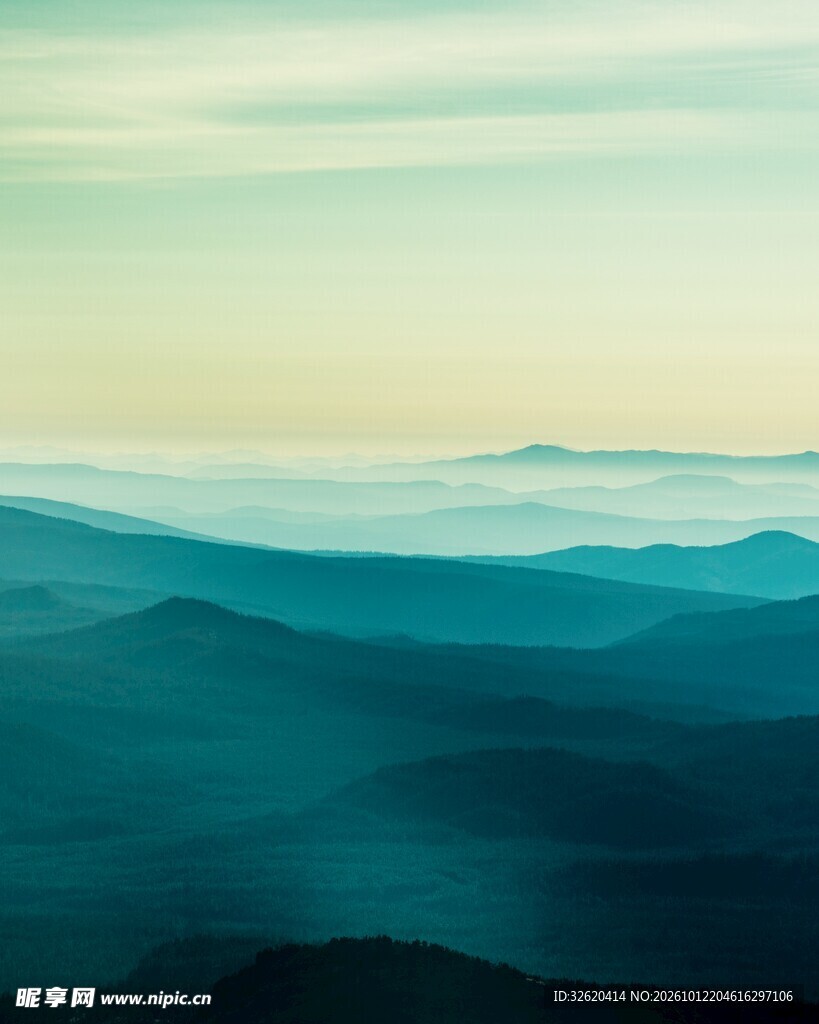 渐变层叠远山雾景