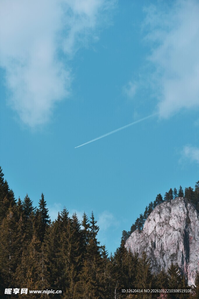 山间晴空风光