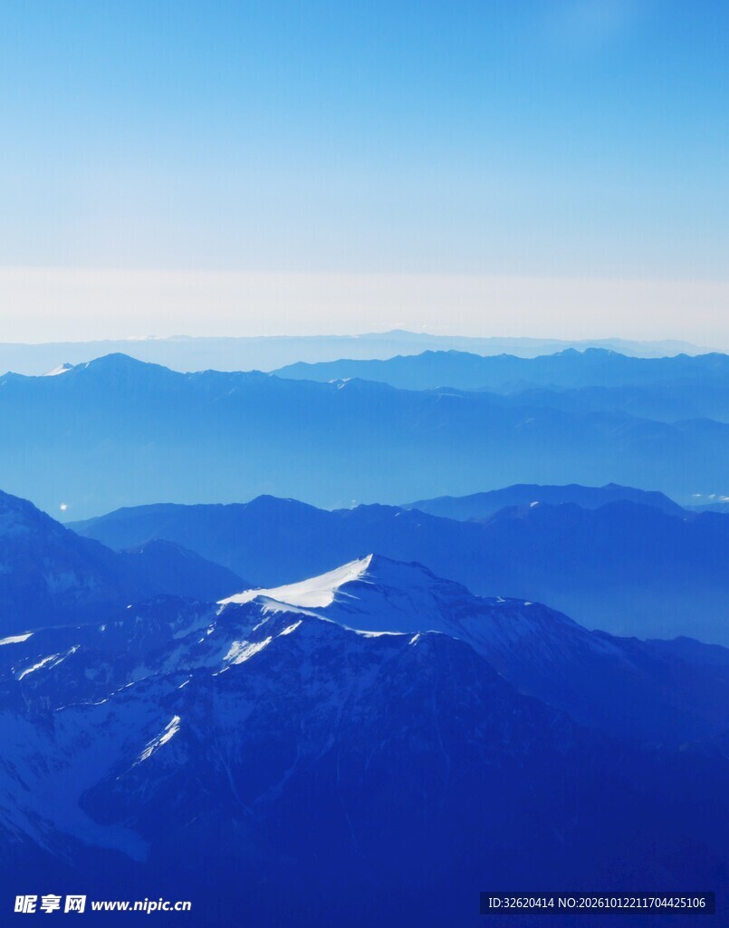 晴空层叠雪山风光