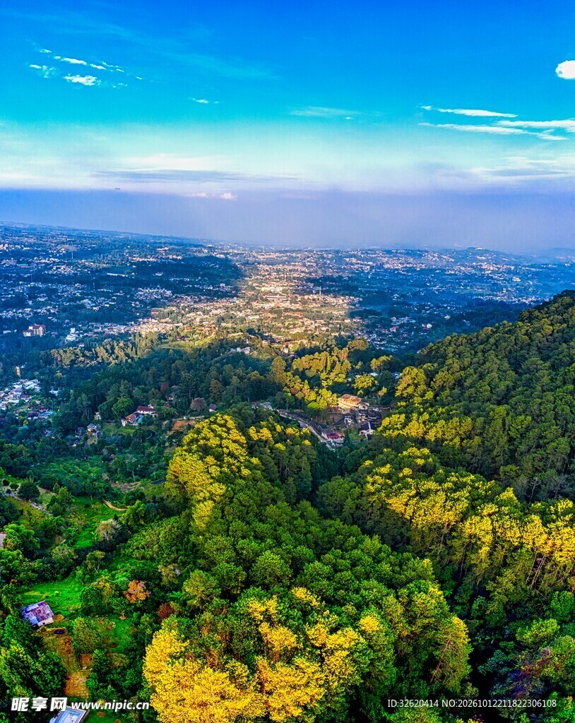 山林远眺城市风光